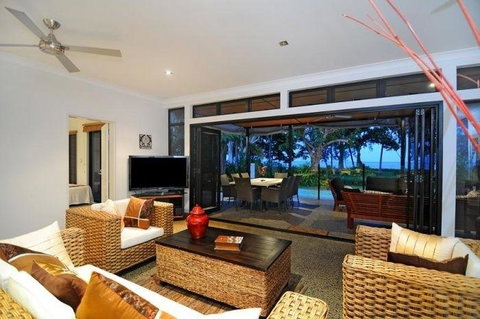 Bramston Beach - Luxury Holiday House - Tourism Gold Coast 1