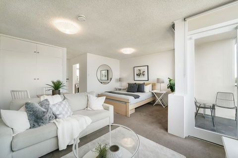 Bright And Sunny Studio Apartment - Tourism Gold Coast 2