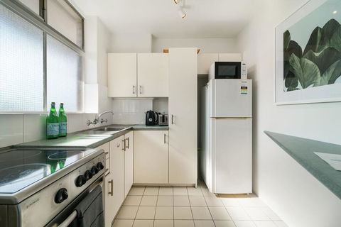 Bright And Sunny Studio Apartment - Tourism Gold Coast 3