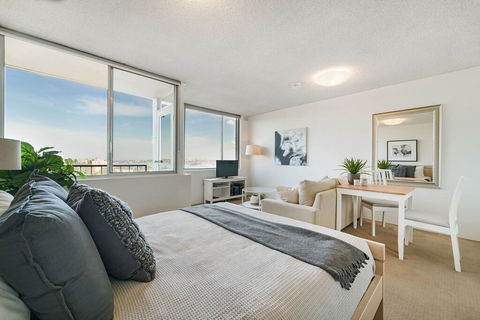Bright And Sunny Studio Apartment - Tourism Gold Coast 0