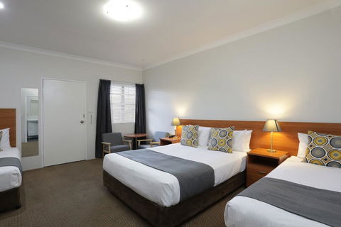 Cadman Motor Inn And Apartments - Tourism Gold Coast 2