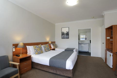 Cadman Motor Inn And Apartments - Tourism Gold Coast 1