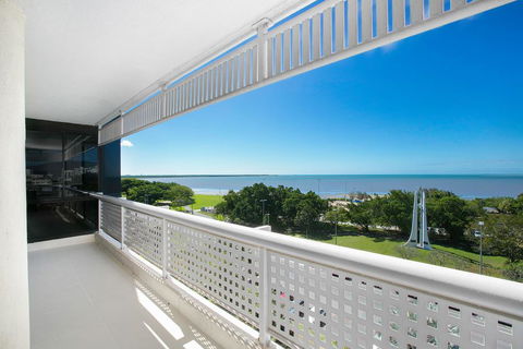Cairns Luxury Waterfront Apartment - Tourism Gold Coast 2