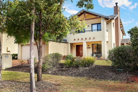 Chateau Shiraz - Tourism Gold Coast 3