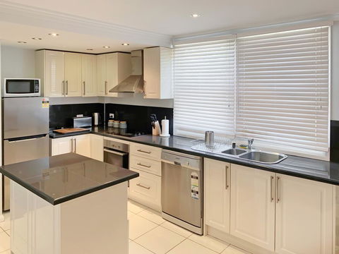 City Center - Modern 2-Bedroom Apartment - Tourism Gold Coast 3