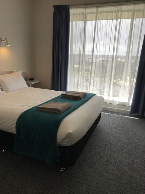 Comfort Inn The Lakes - Tourism Gold Coast 2