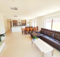 Comfortable 5BR House 6mins to Werribee Station.Great Ocean Road tourist stopover - Tourism Gold Coast