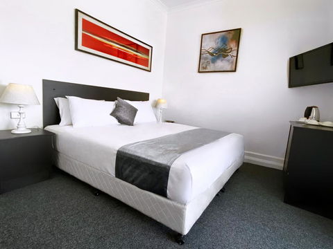 Commercial Hotel Hay - Tourism Gold Coast 0