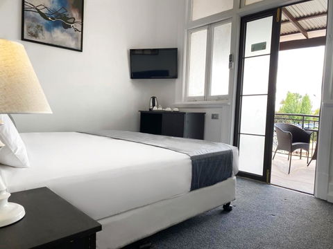 Commercial Hotel Hay - Tourism Gold Coast 1