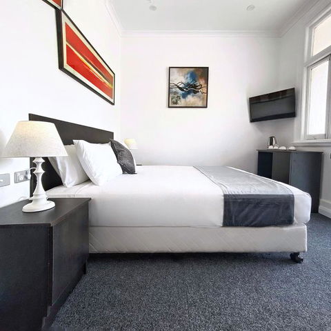 Commercial Hotel Hay - Tourism Gold Coast 3
