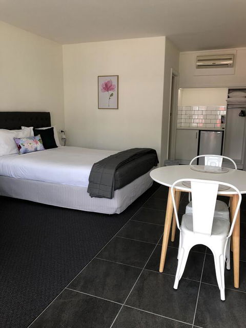 Commodore Motor Inn - Tourism Gold Coast 3