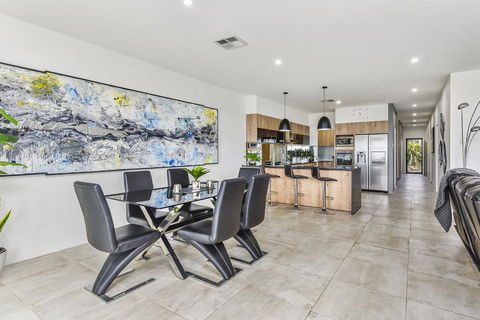 CONROE EXECUTIVE TOWNHOUSE - MODERN & STYLISH - Tourism Gold Coast 2