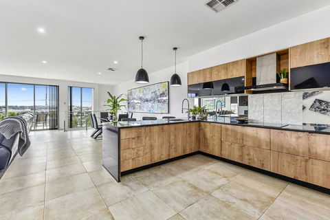 CONROE EXECUTIVE TOWNHOUSE - MODERN & STYLISH - Tourism Gold Coast 1