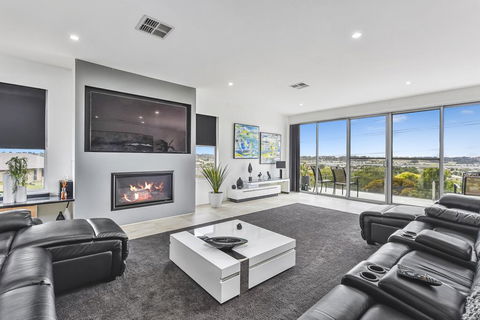 CONROE EXECUTIVE TOWNHOUSE - MODERN & STYLISH - Tourism Gold Coast 0