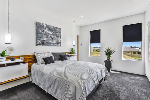 CONROE EXECUTIVE TOWNHOUSE - MODERN & STYLISH - Tourism Gold Coast 3