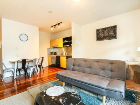 Contemporary 1 Bedroom Teneriffe Apartment With Pool And Gym - Tourism Gold Coast 2
