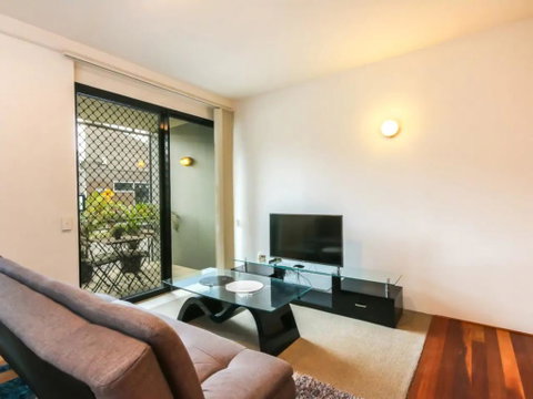 Contemporary 1 Bedroom Teneriffe Apartment With Pool And Gym - Tourism Gold Coast 0