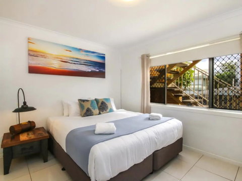 Contemporary 2 Bedroom Beachfront Apartment - Tourism Gold Coast 3