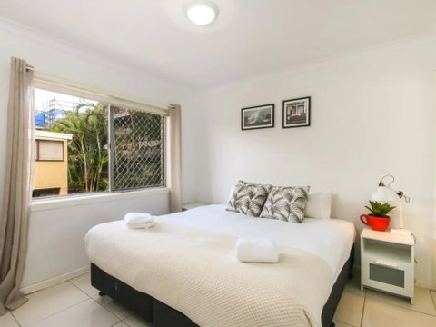 Contemporary 2 Bedroom Beachfront Apartment - Tourism Gold Coast 2