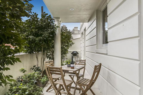 Convenient And Quiet In Sophisticated Malvern - Gold Coast 2