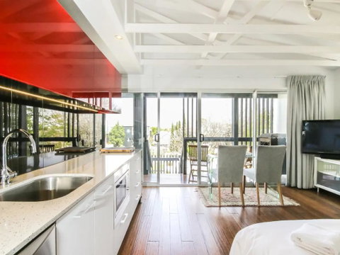 Cool Architect-Designed Studio Close To CBD - Tourism Gold Coast 3