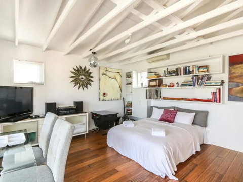 Cool Architect-Designed Studio Close To CBD - Tourism Gold Coast 0