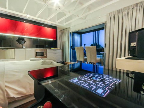 Cool Architect-Designed Studio Close To CBD - Tourism Gold Coast 1