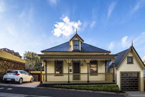 Corinda Contemporary - Tourism Gold Coast 0