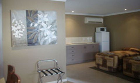 Cosmos Country Motor Inn - Tourism Gold Coast 0
