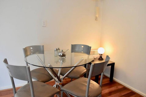 Cosy 1 Bedroom Apartment In Trendy Northcote - Tourism Gold Coast 3