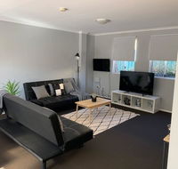 Cozy 3BR Townhouse in Liverpool CBD with parking - Gold Coast