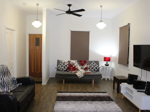 Creekview Cottage - 70 Lock Street - Gold Coast 3