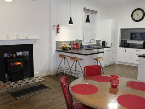 Creekview Cottage - 70 Lock Street - Gold Coast 2