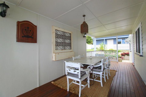 Crescent Haven, 2A View Street, - Gold Coast 1