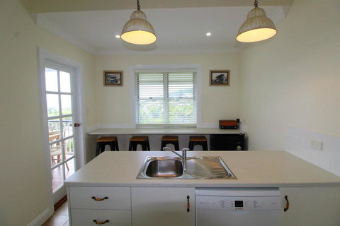 Crescent Haven, 2A View Street, - Gold Coast 2