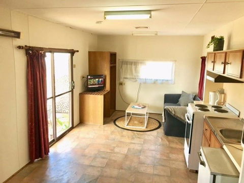 Cute Private Studio Flat With AIRCON! - Tourism Gold Coast 2