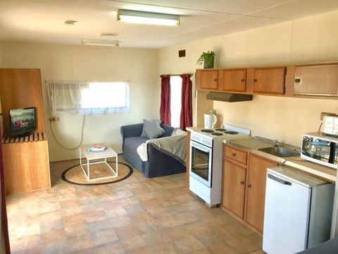Cute Private Studio Flat With AIRCON! - Tourism Gold Coast 3