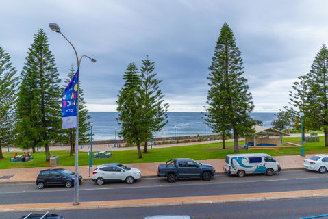 Dive Hotel - Tourism Gold Coast 2