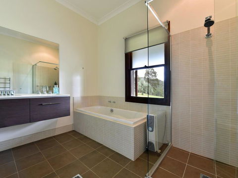 Eagles Rest @ Maluna Vineyard - Tourism Gold Coast 1