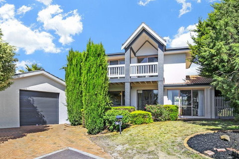 Elizabeth Grove 3 - Tourism Gold Coast 0