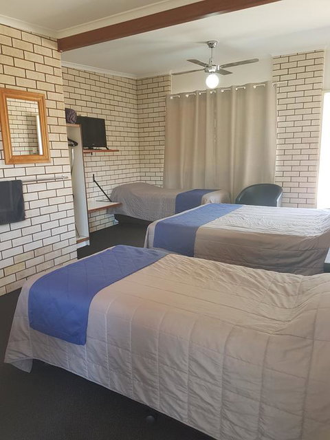 Emerald Tower Motor Inn - Gold Coast 3