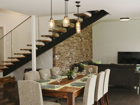 Farrant House - Modern And Contemporary - Tourism Gold Coast 0