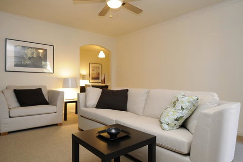 Feathers Serviced Townhouse - Gold Coast 3