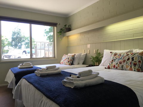 Finley Country Club Hotel Motel - Tourism Gold Coast 0