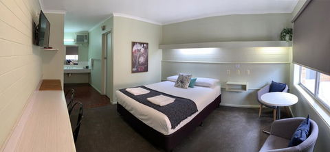 Finley Country Club Hotel Motel - Tourism Gold Coast 3