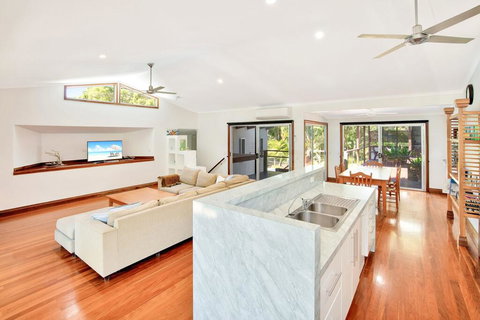 Gecko's Rest - Rainbow Shores, Executive Beach House, Pet Friendly, Pool, Wi-fi - Tourism Gold Coast 3