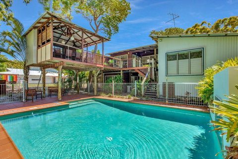 Gecko's Rest - Rainbow Shores, Executive Beach House, Pet Friendly, Pool, Wi-fi - Tourism Gold Coast 0