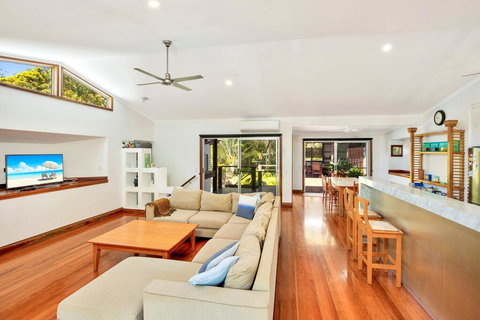 Gecko's Rest - Rainbow Shores, Executive Beach House, Pet Friendly, Pool, Wi-fi - Tourism Gold Coast 2