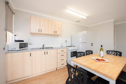 Geraldton's Ocean West Holiday Units & Short Stay Accommodation - Tourism Gold Coast 1