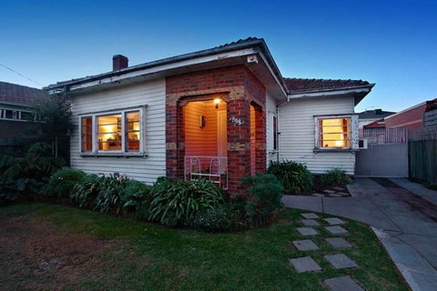 GIRLS ONLY. Large Bedroom With KING Bed, Close To Everything - Tourism Gold Coast 2
